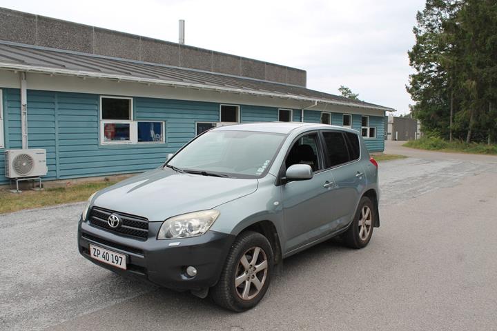 Sølv Toyota RAV4 fra 2008