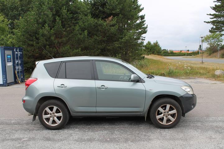 Sølv Toyota RAV4 fra 2008