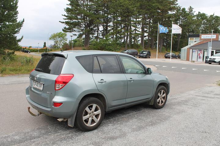 Sølv Toyota RAV4 fra 2008
