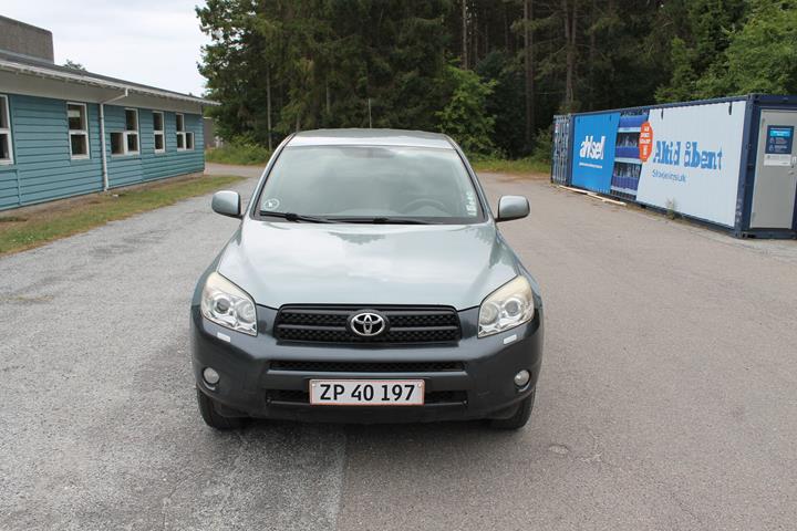 Sølv Toyota RAV4 fra 2008
