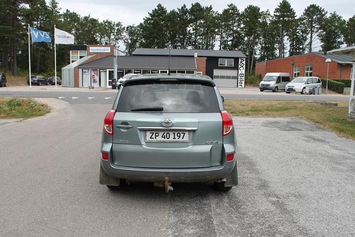 Sølv Toyota RAV4 fra 2008