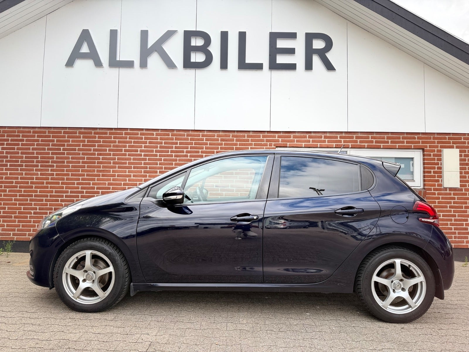 Blå Peugeot 208 fra 2016