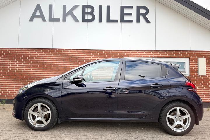 Blå Peugeot 208 fra 2016