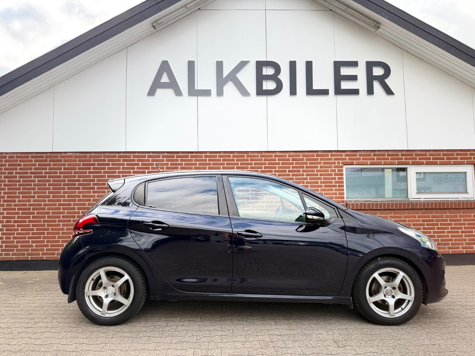 Blå Peugeot 208 fra 2016