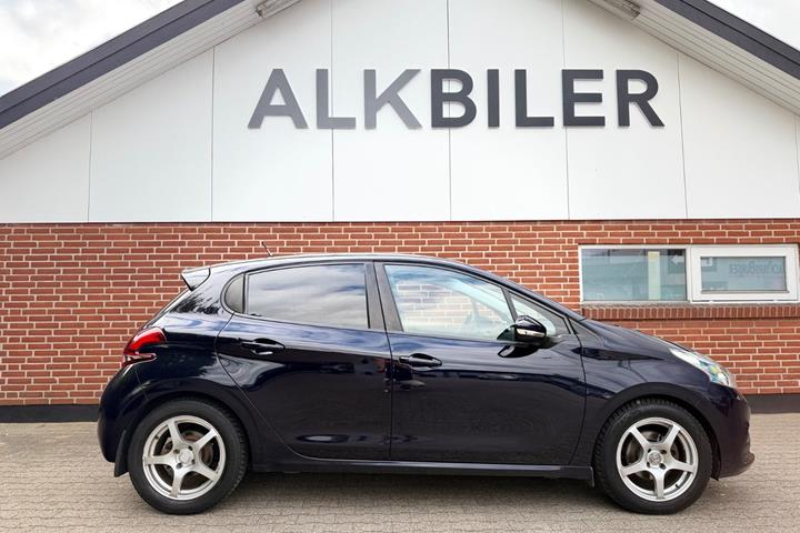 Blå Peugeot 208 fra 2016
