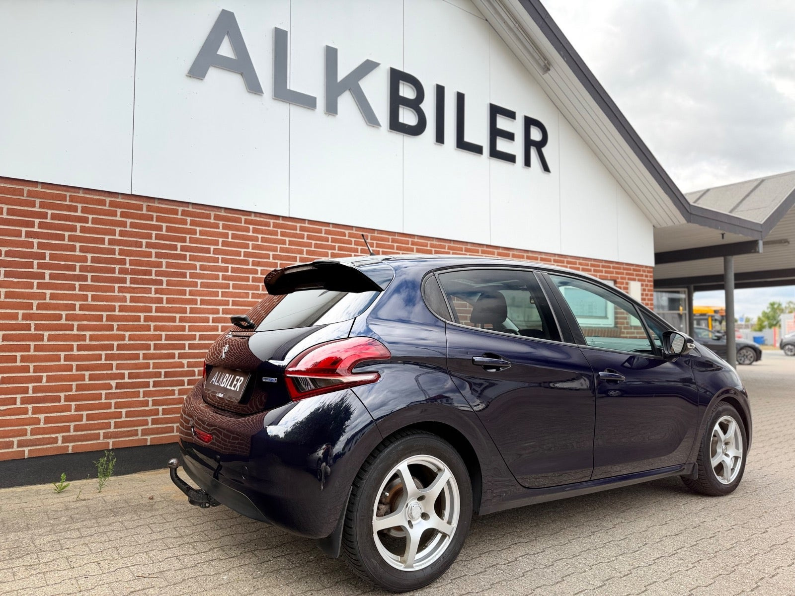 Blå Peugeot 208 fra 2016