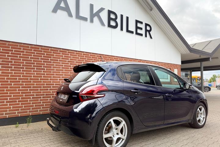 Blå Peugeot 208 fra 2016