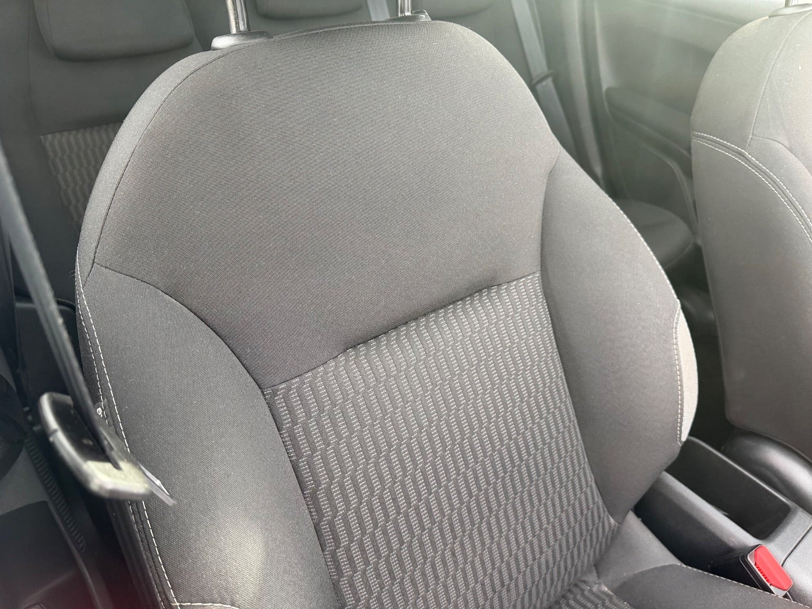 Blå Peugeot 208 fra 2016