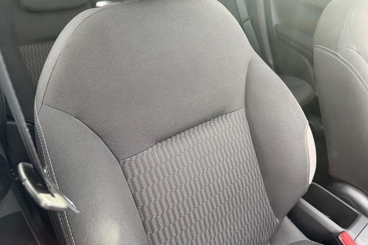 Blå Peugeot 208 fra 2016