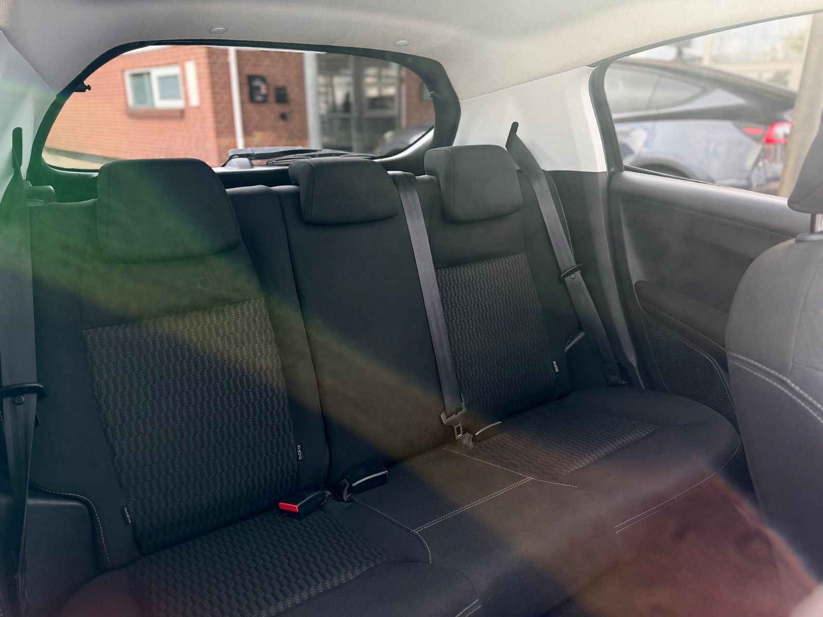 Blå Peugeot 208 fra 2016