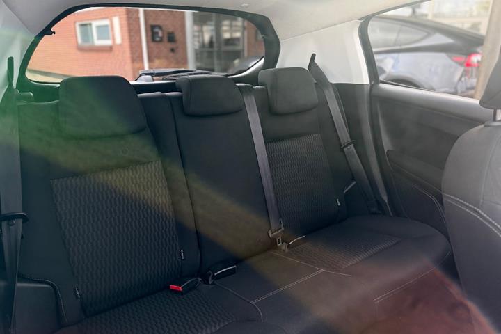 Blå Peugeot 208 fra 2016