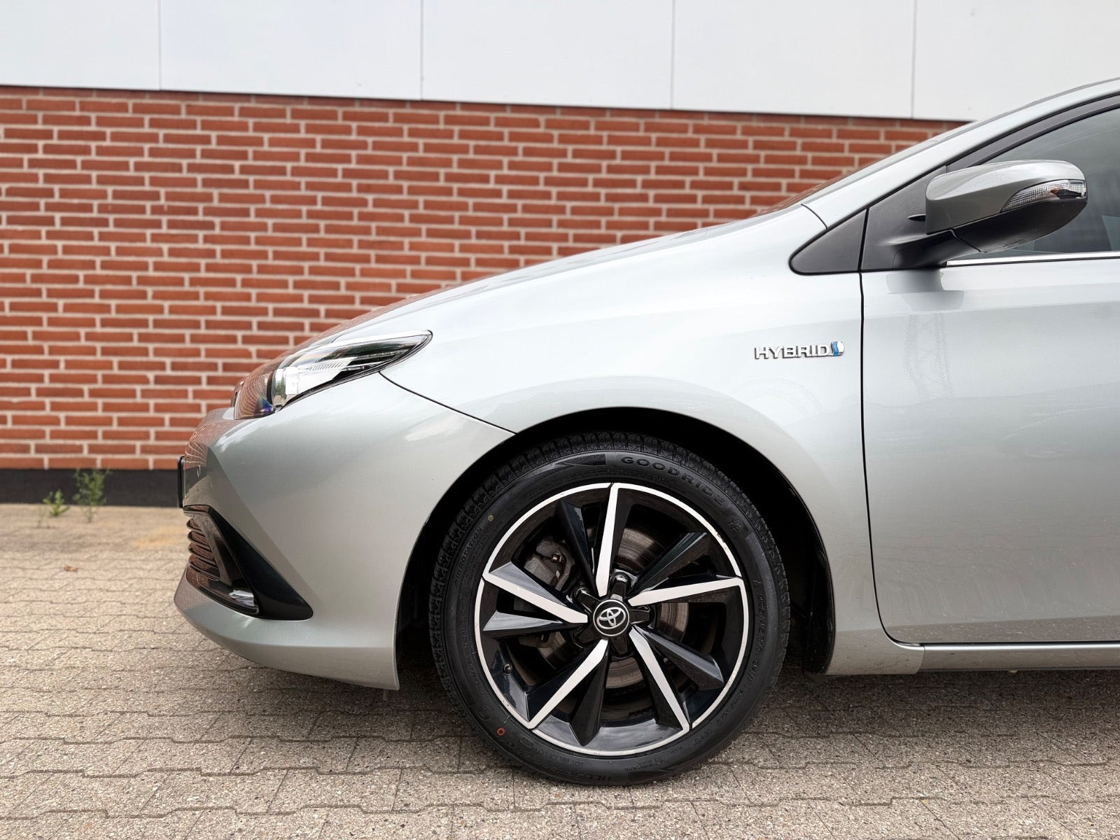 Beige Toyota Auris fra 2017