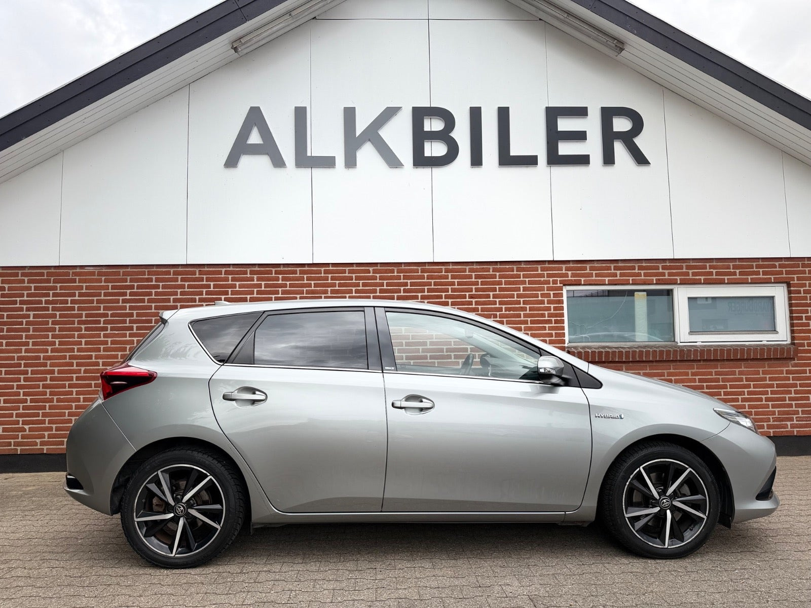 Beige Toyota Auris fra 2017