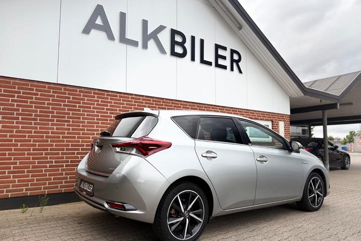 Beige Toyota Auris fra 2017