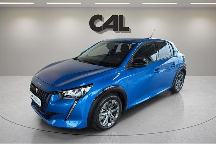 Blå Peugeot e-208 fra 2022 set udefra