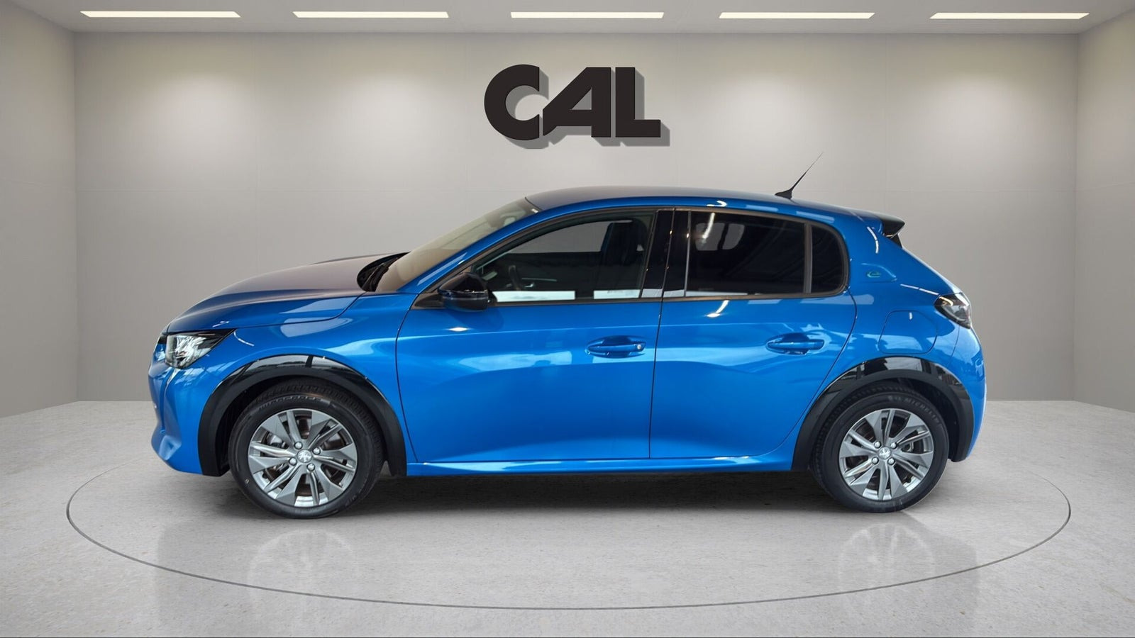 Blå Peugeot e-208 fra 2022