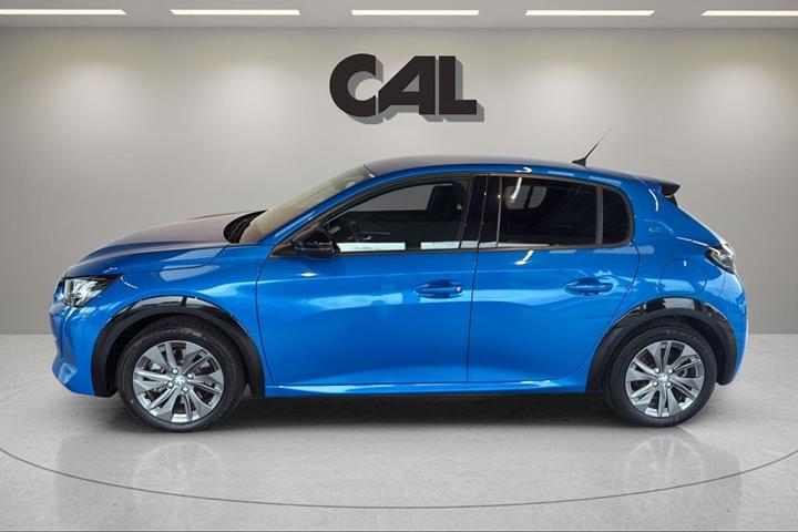 Blå Peugeot e-208 fra 2022