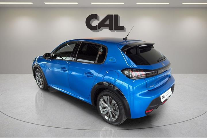 Blå Peugeot e-208 fra 2022