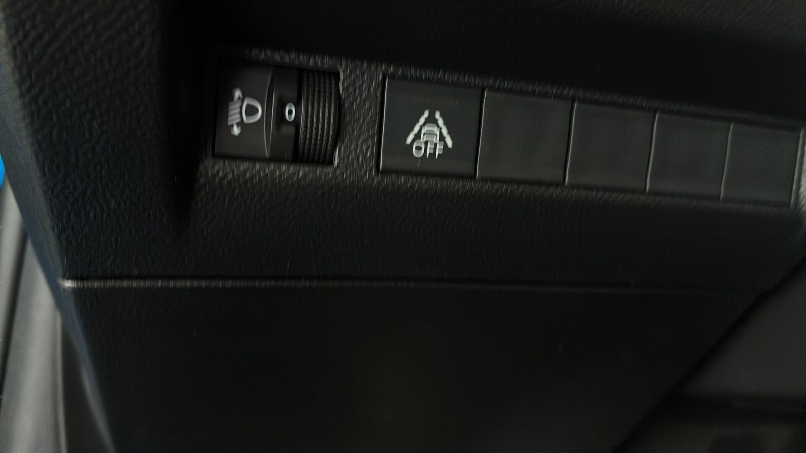 Blå Peugeot e-208 fra 2022