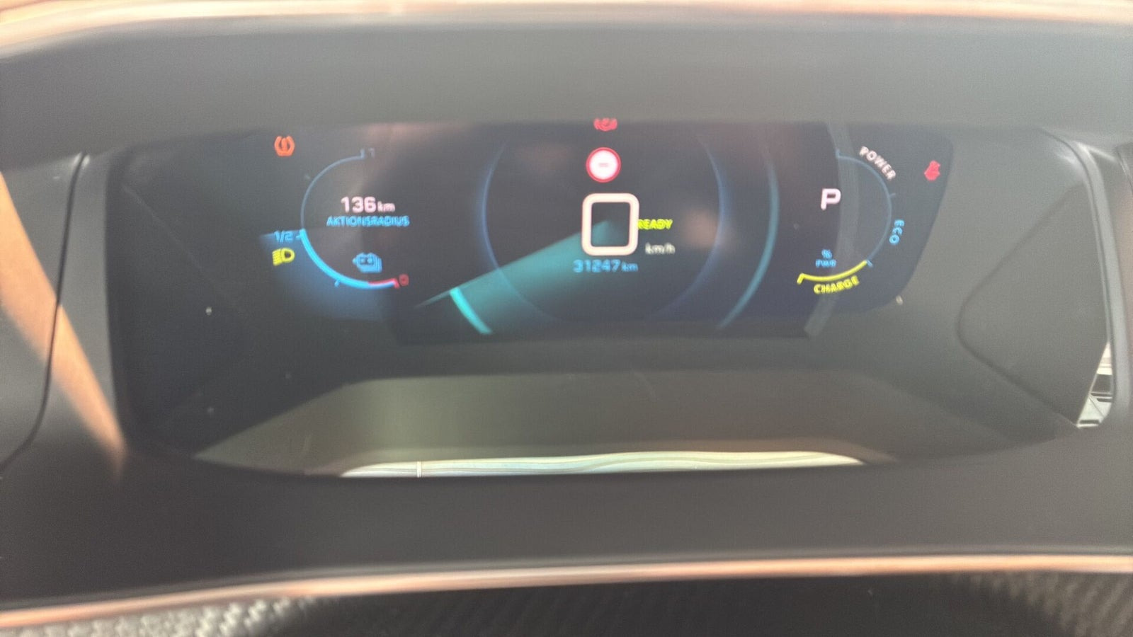 Blå Peugeot e-208 fra 2022