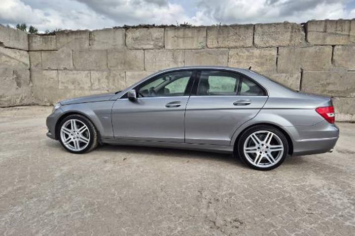 Grå Mercedes C160 fra 2011