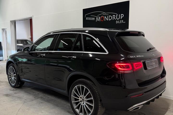 Sort Mercedes GLC300 de fra 2022