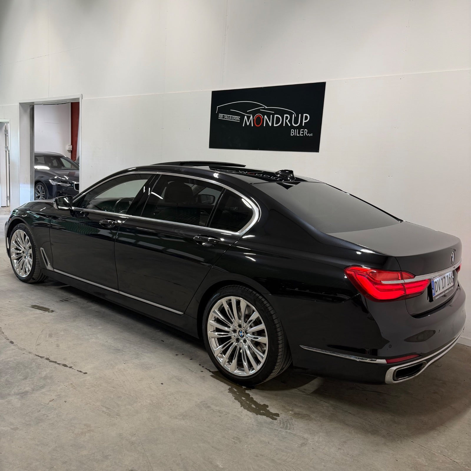 Sort BMW 750Li fra 2016
