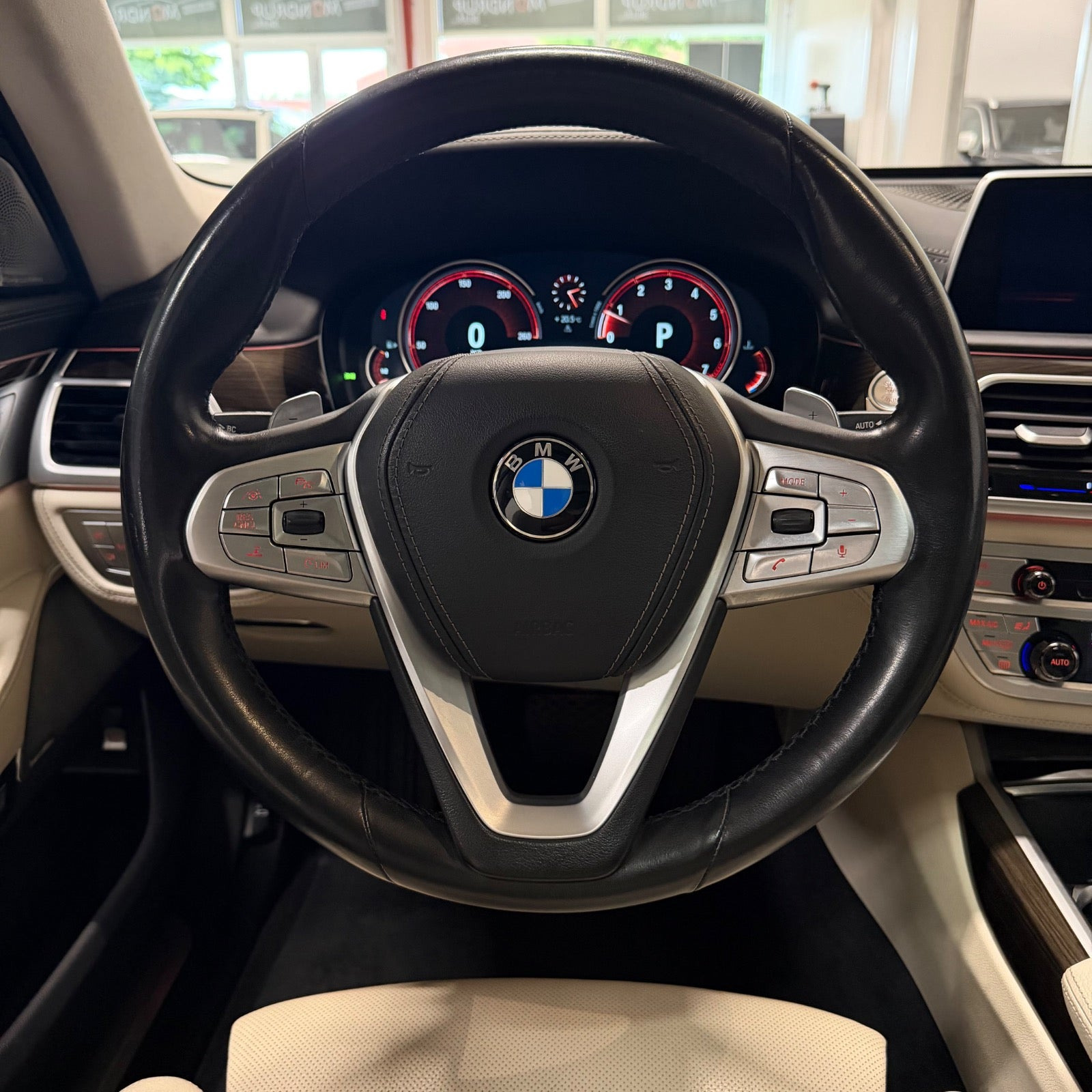 Sort BMW 750Li fra 2016