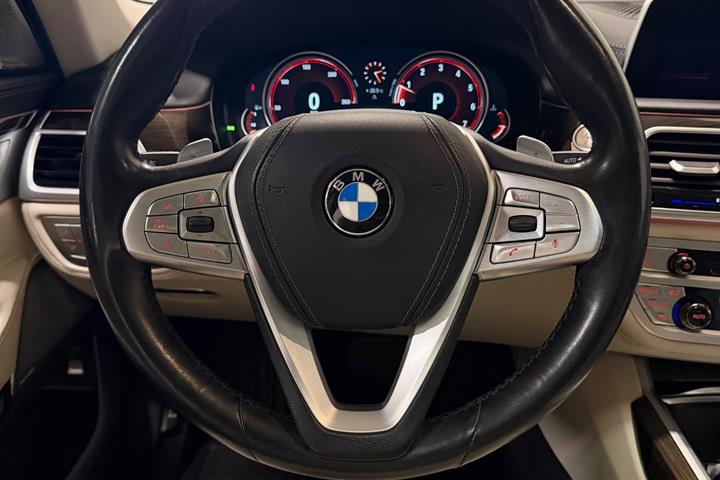Sort BMW 750Li fra 2016