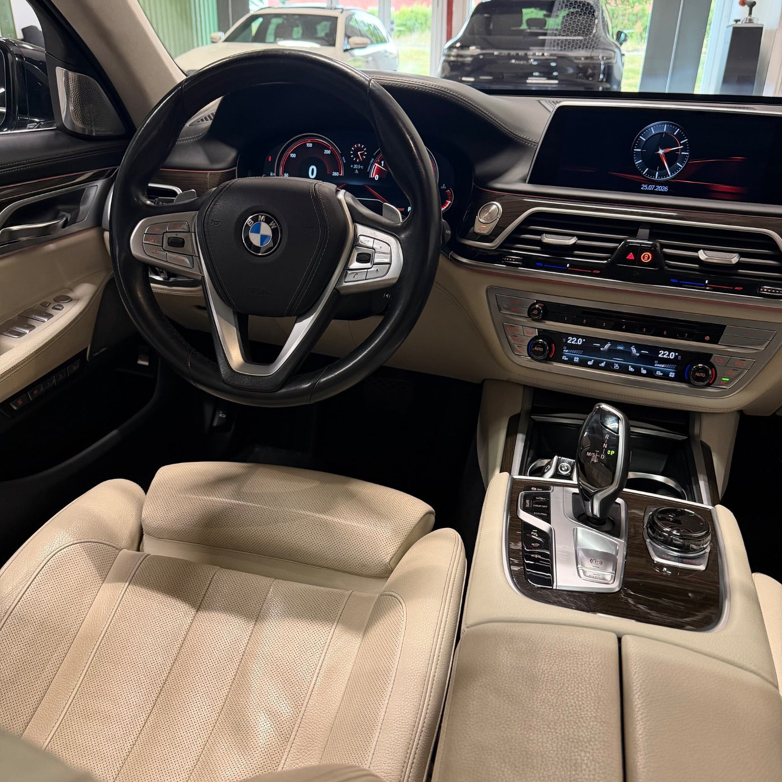 Sort BMW 750Li fra 2016
