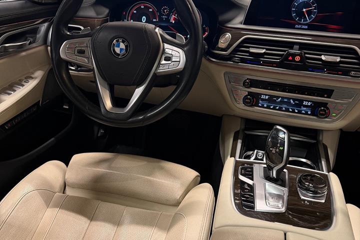 Sort BMW 750Li fra 2016