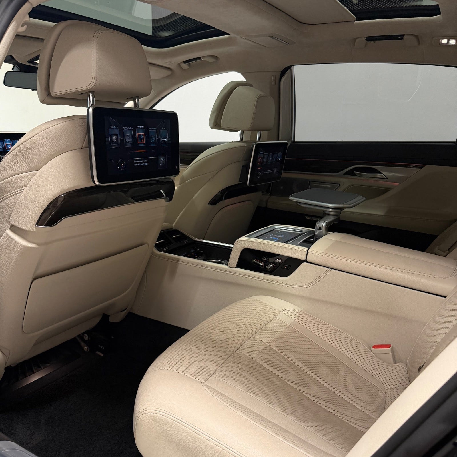 Sort BMW 750Li fra 2016