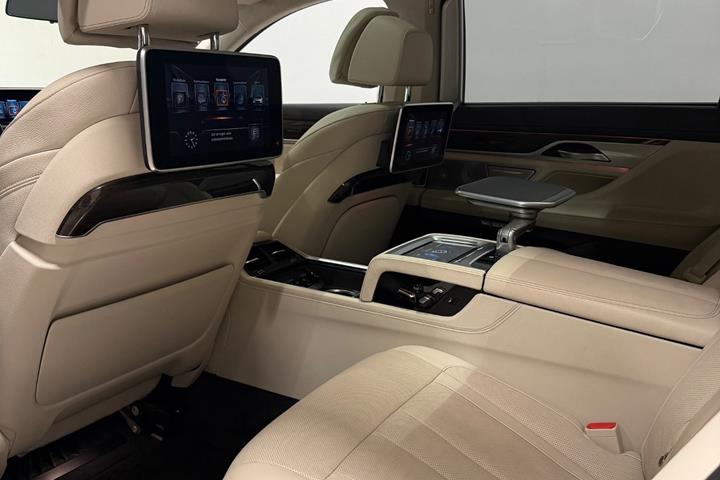 Sort BMW 750Li fra 2016