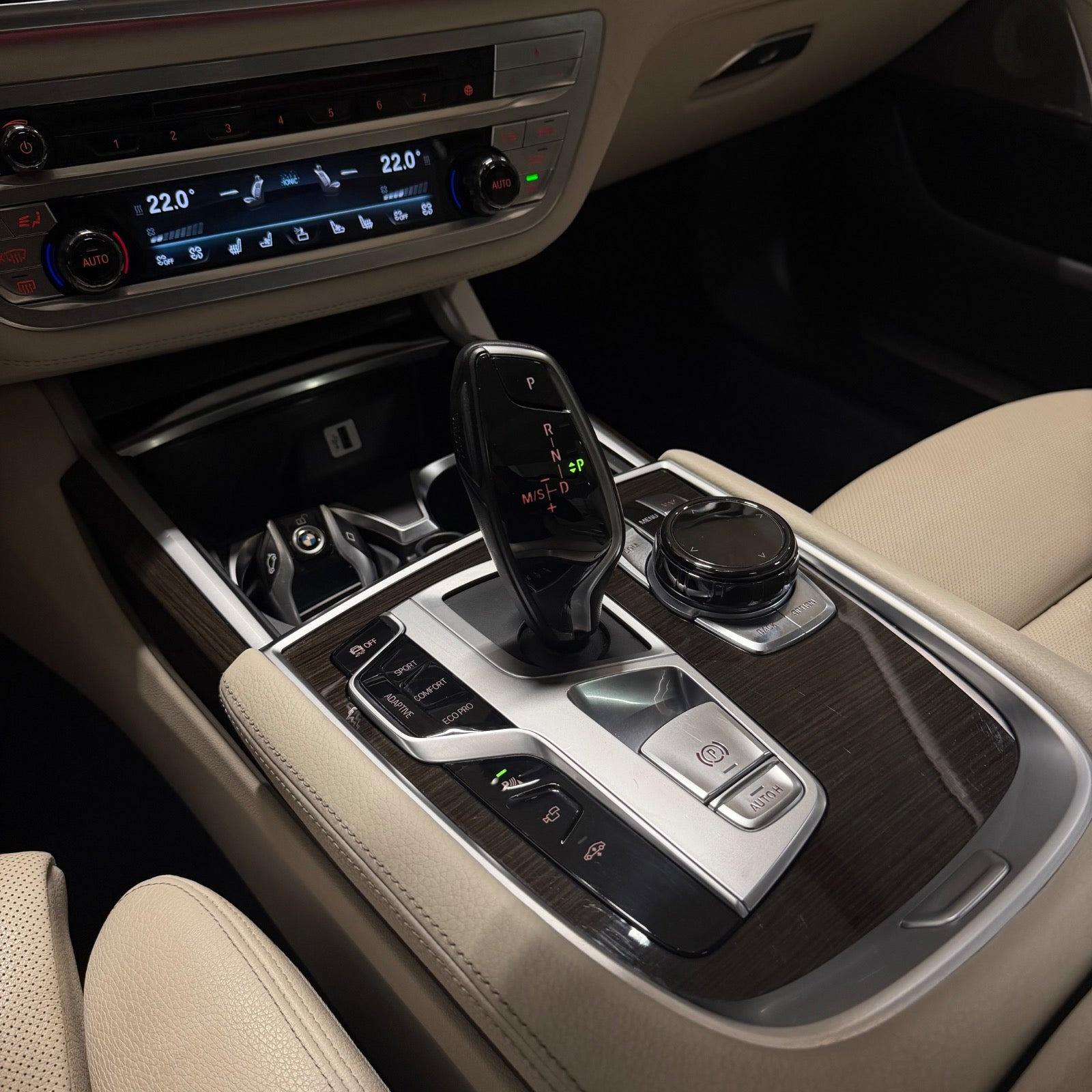 Sort BMW 750Li fra 2016