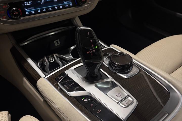 Sort BMW 750Li fra 2016