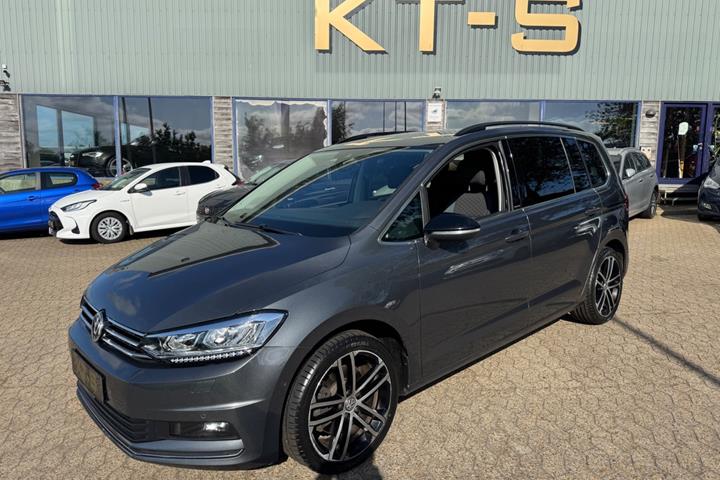 Grå VW Touran fra 2019 set udefra