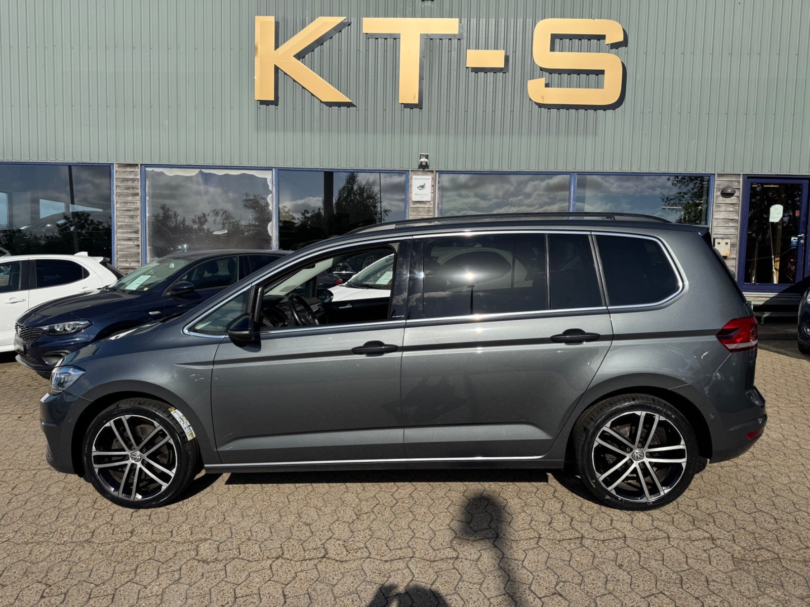 Grå VW Touran fra 2019