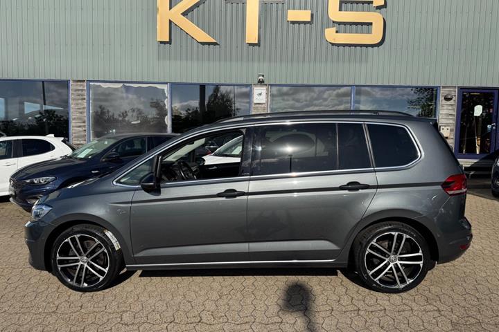 Grå VW Touran fra 2019