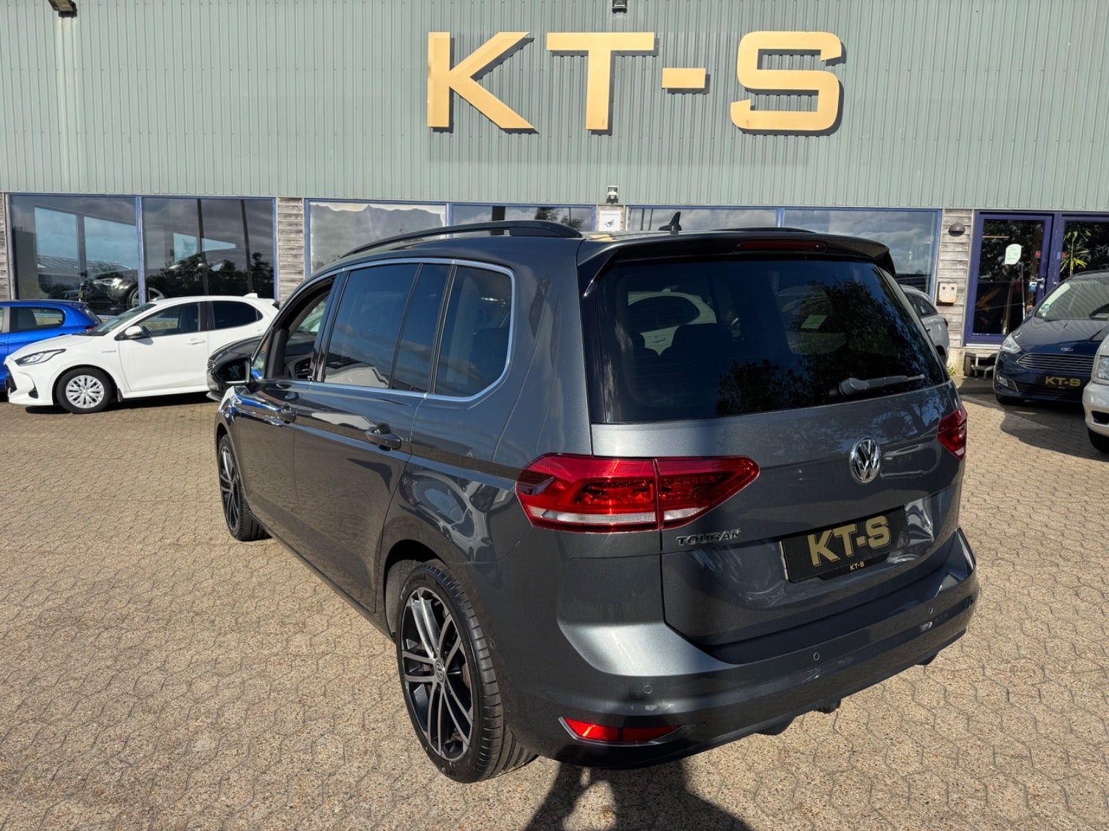 Grå VW Touran fra 2019