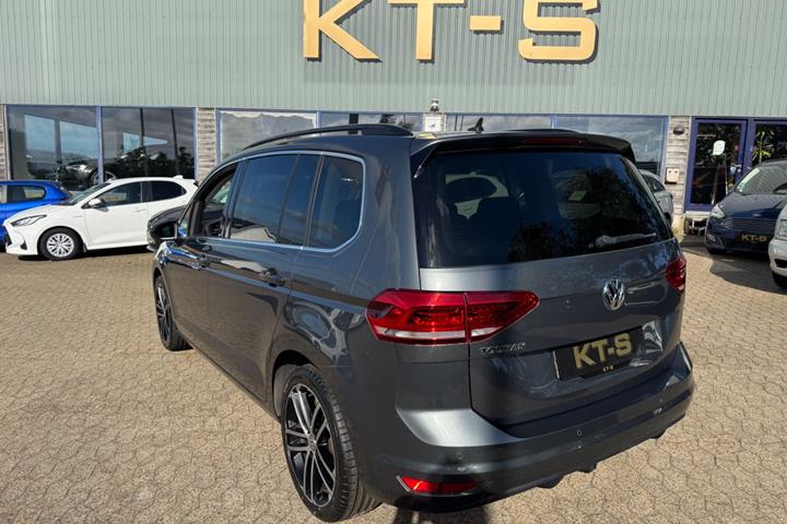 Grå VW Touran fra 2019