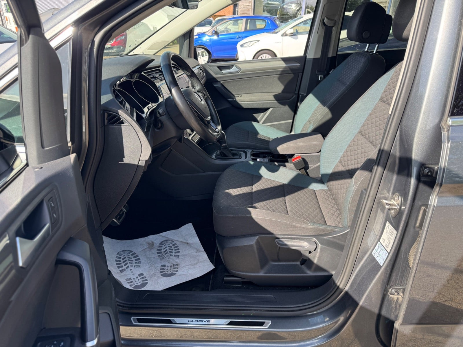 Grå VW Touran fra 2019