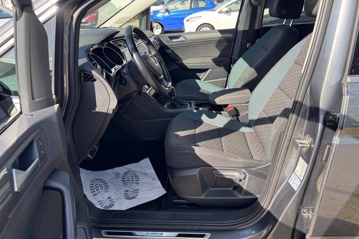 Grå VW Touran fra 2019