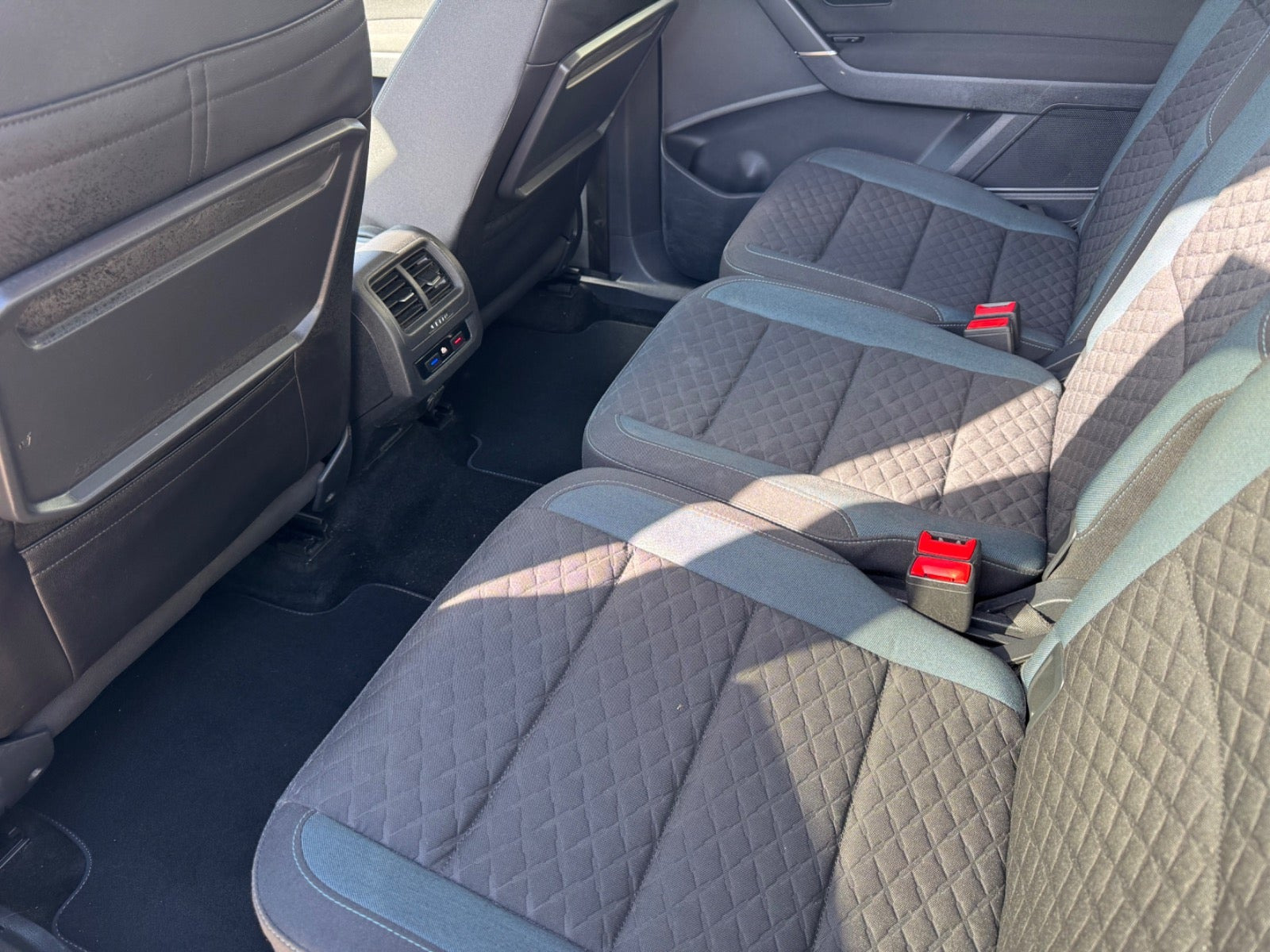 Grå VW Touran fra 2019
