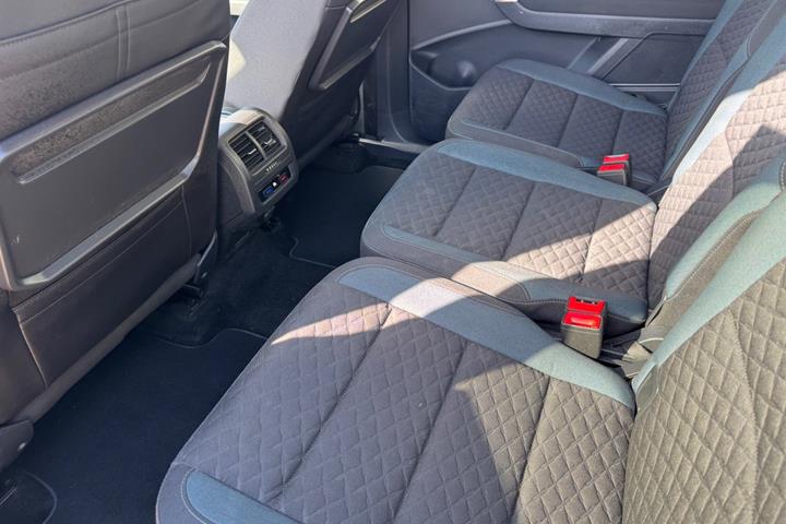 Grå VW Touran fra 2019