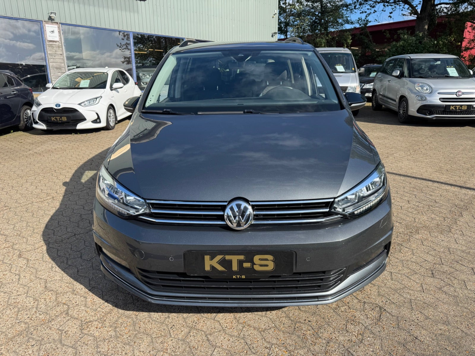 Grå VW Touran fra 2019