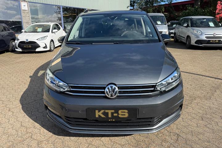 Grå VW Touran fra 2019