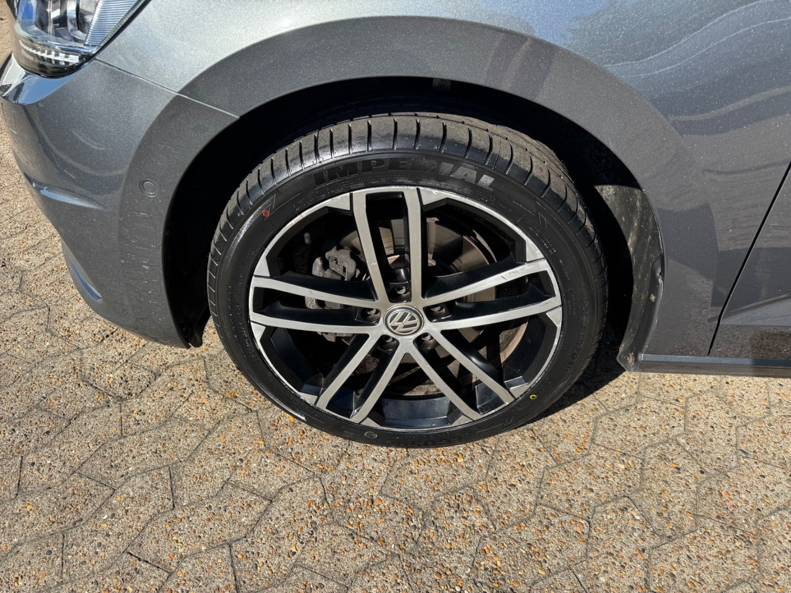 Grå VW Touran fra 2019