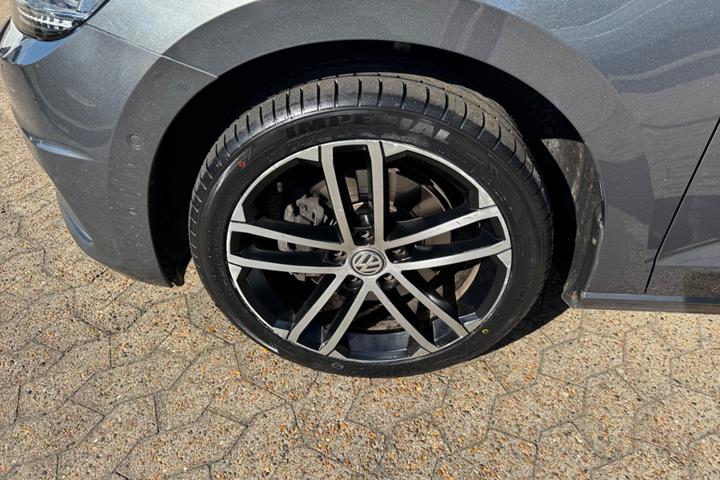 Grå VW Touran fra 2019