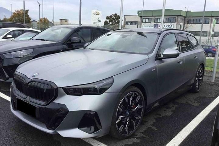 Grå BMW i5 fra 2024