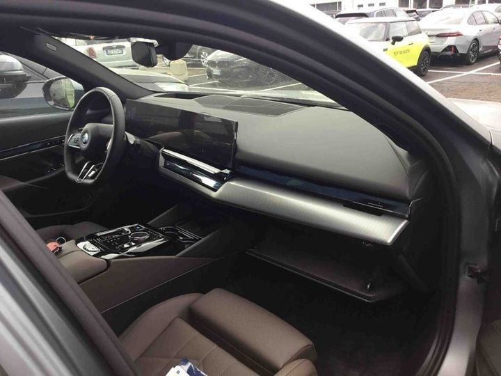 Grå BMW i5 fra 2024